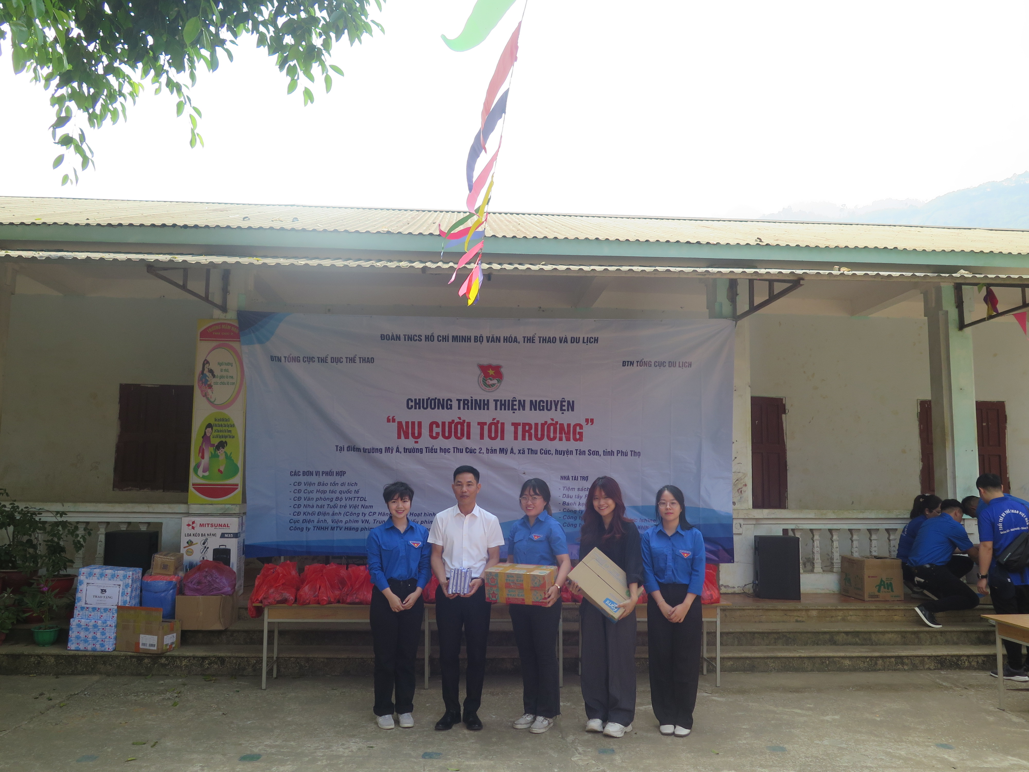 Đoàn Thanh niên Tổng cục Du lịch trao tặng quà cho đại diện nhà trường